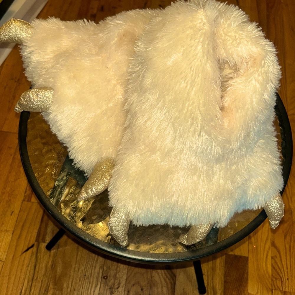 Bear paws Slippers size small only $10